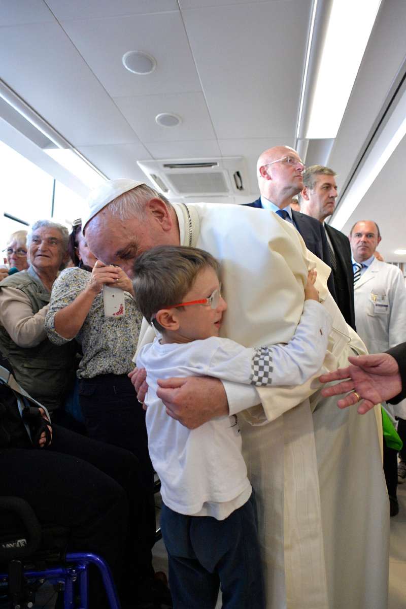 20170922-教宗方濟各（Pope Francis）在羅馬的醫院探視兒童。(美聯社)