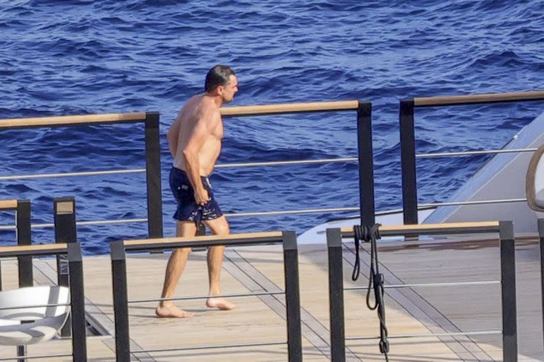 Leonardo DiCaprio disfruta de un partido de voley a bordo de una embarcación de lujo en Capri, Italia