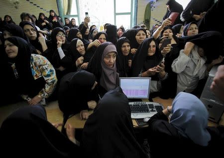 Iranian women wait to cast their votes during the Iranian presidential election in Tehran, in this June 12, 2009 file photo. REUTERS/Ahmed Jadallah/Files