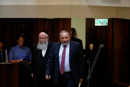 Avigdor Lieberman (C), head of far-right Yisrael Beitenu party arrives to the opening of the summer session of the Knesset, the Israeli parliament in Jerusalem, May 23, 2016. REUTERS/Ronen Zvulun