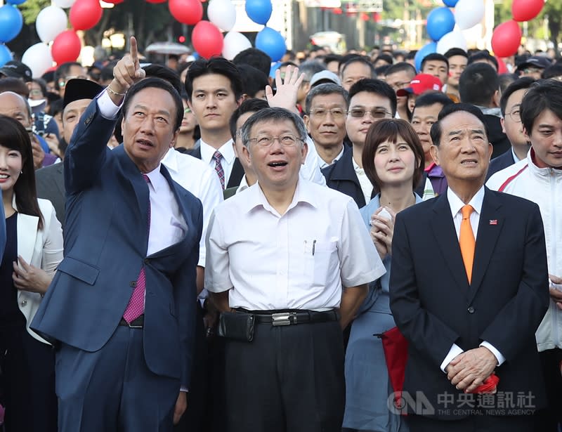 台北市政府10日上午在市府廣場舉行108年度國慶升旗暨慶祝活動，台北市長柯文哲（前中）、親民黨主席宋楚瑜（前右）與鴻海創辦人郭台銘（前左）共同出席。（中央社）