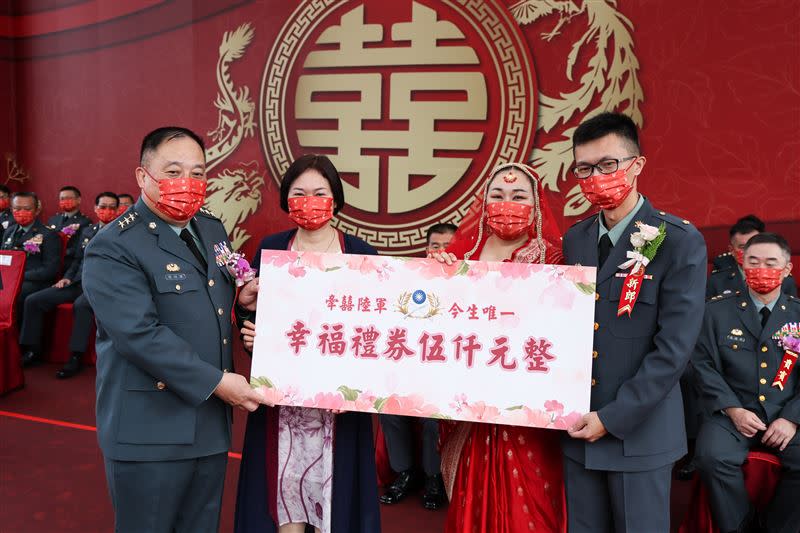 陸軍司令徐上將宣讀結婚命令，頒發證書及賀禮，祝福新人永浴愛河、白頭偕老，共創美滿家庭。（圖/陸總部提供）