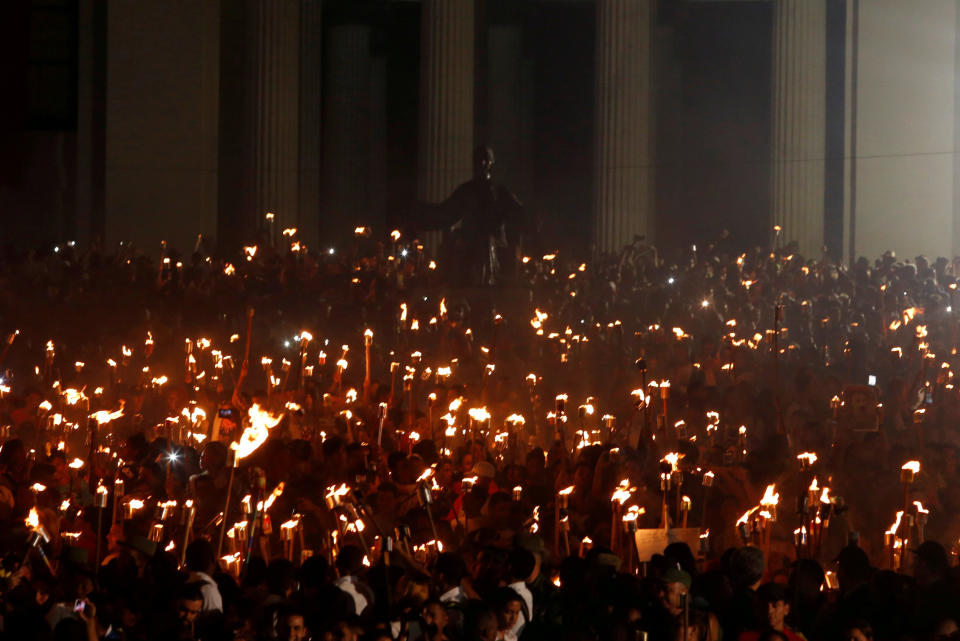 <p>Mit Fackeln in der Hand marschieren über 35.000 Studenten zur Feier des 165. Geburtstages des kubanischen Unabhängigkeitshelden José Martí durch Havanna auf Kuba. In einer kurzen Rede forderte Raul Palmero, Präsident der „Cuban University Student Federation“, die jüngere Generation solle dafür sorgen, den sozialistischen Weg Kubas weiterhin zu bewahren. (Bild: REUTERS) </p>