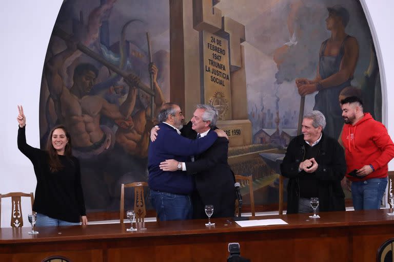 Alberto Fernández encabezó un acto en la CGT el 1° de julio; en la foto, el abrazo con Héctor Daer; la central obrera define ahora una marcha por la inflación