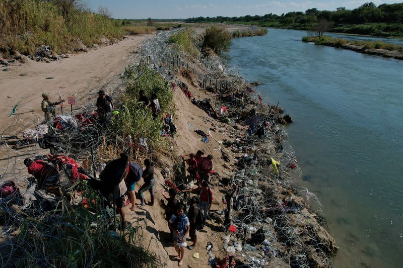 FILE PHOTO: Migrants arrive in Eagle Pass