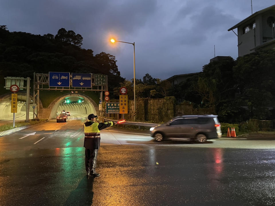 228連假首日，蘇花路廊蘇澳端25日清晨起湧現南下車潮，警方已於蘇澳市區及沿線易壅塞路段加強交通疏導。中央社（警方提供）
