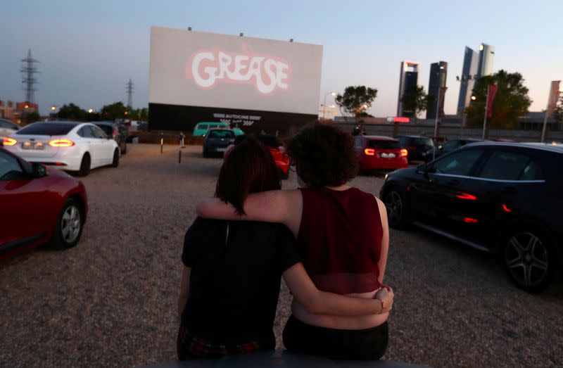 Los asistentes a la película "Grease" durante la reapertura del autocine Autocine Madrid RACE, en Madrid, España