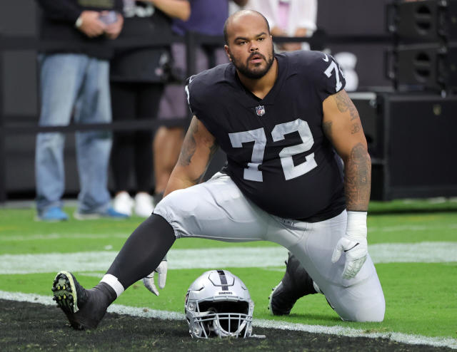 Jermaine Eluemunor self-proclaimed 'luckiest guy in the NFL' for facing Maxx Crosby every day in Raiders camp - Yahoo Sports