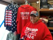 Nicole Rye, qui tient une boutique itinérante suivant les meetings de Donald Trump, à Greensburg, en Pennsylvanie, le 6 mai 2022 (AFP/Camille CAMDESSUS)