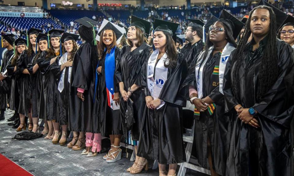 Estudiantes del Miami Dade College asisten a ceremonia de graduación en LoanDepot Park, el 22 de abril del 2023. El MDC ofrece una feria de recursos para ayudar a los padres de Miami a que continúen estudios superiores, con información sobre cuidado infantil, ayuda financiera, vivienda, manutención.