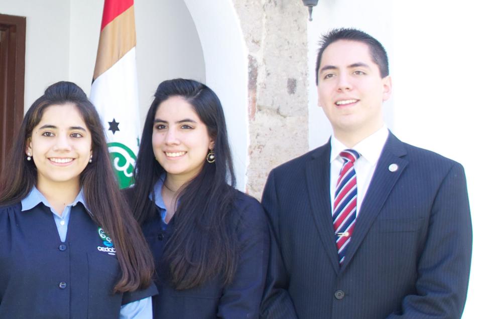 Dafne Almazán junto a sus hermanos Delanie y Andrew Almazán. Foto: Facebook.com/Centro-de-Atención-al-Talento.