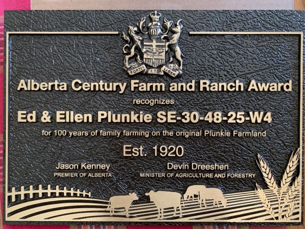 Families who provide historical documentation that their farms have been family-run for a century or longer receive a cast bronze plaque from the province.