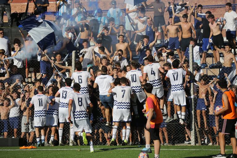 El equipo de Náutico Hacoaj celebra con sus hinchas