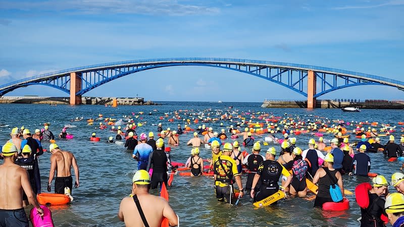 泳渡澎湖灣登場（1） 「2024泳渡澎湖灣」活動30日登場，來自國內外的游 泳好手下水挑戰，同場競技。 中央社  113年6月30日 