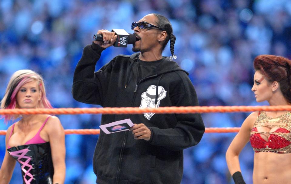 Snoop Dogg ist ein Sportfan - und liebt Wrestling: Der Rapper trat bereits bei zahlreichen Matches (Bild von Wrestlemania XXIV 2008 in Orlando, Florida) als Zeremonienmeister auf, 2016 wurde er sogar als erster Musiker in die "WWE Hall of Fame" aufgenommen. (Bild: George Napolitano/FilmMagic/Getty Images)