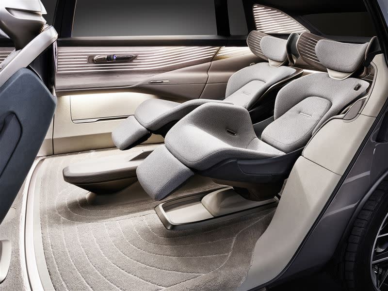 整體車艙使用柔和米色、灰色及綠色調系搭配永續的質材選用。（圖／Audi提供）
