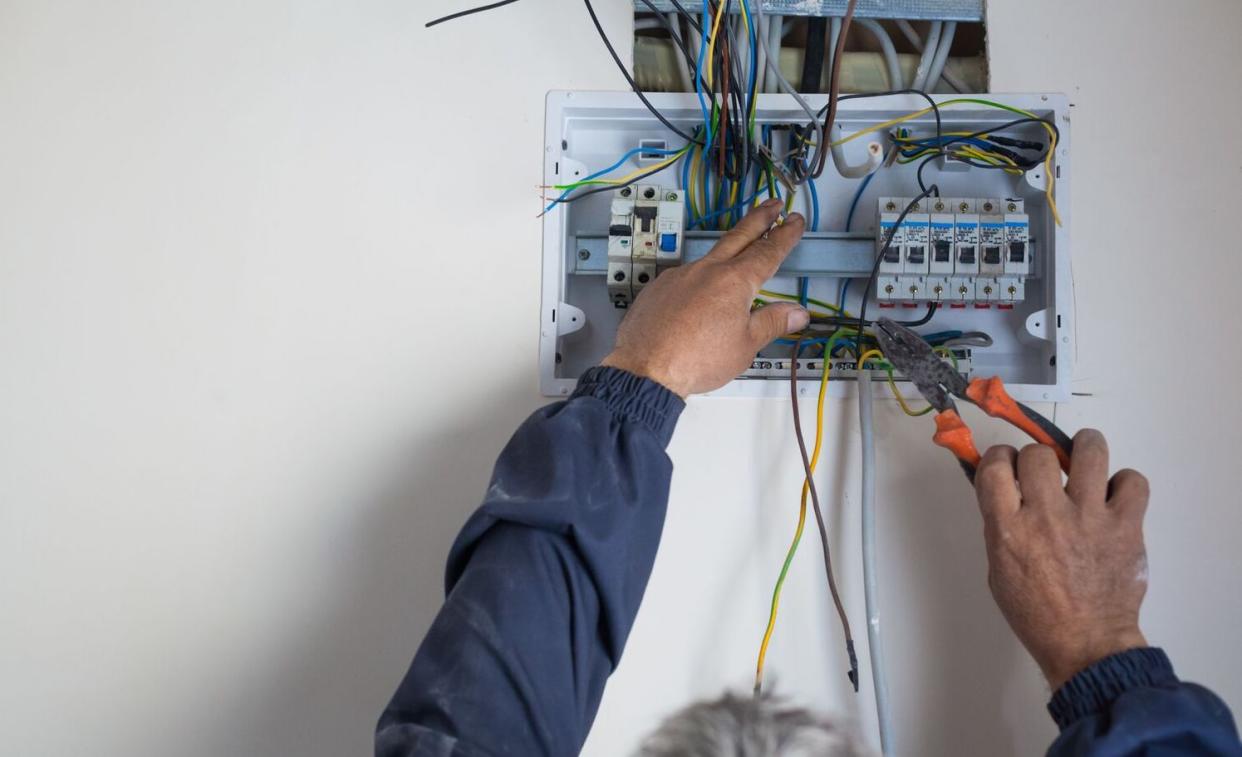 electrician fixing wriring