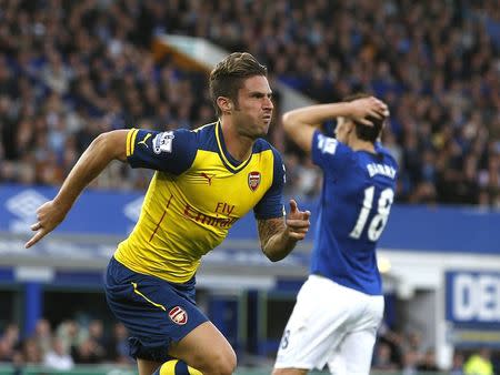 Arsenal's Olivier Giroud (L) celebrates after scoring a goal against Everton during their English Premier League soccer match at Goodison Park in Liverpool, northern England August 23, 2014. REUTERS/Andrew Yates