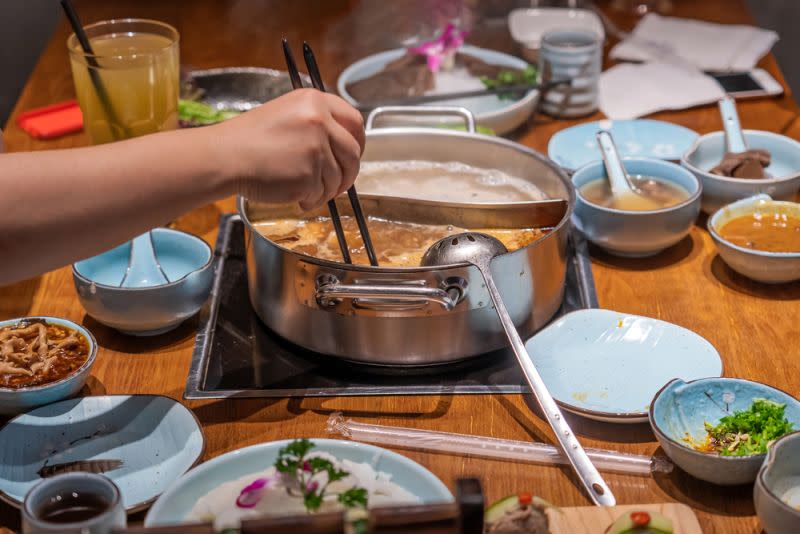 ▲老饕點名吃麻辣鍋時，「老油條」是最不可缺少的配料。（示意圖／取自Shutterstock）