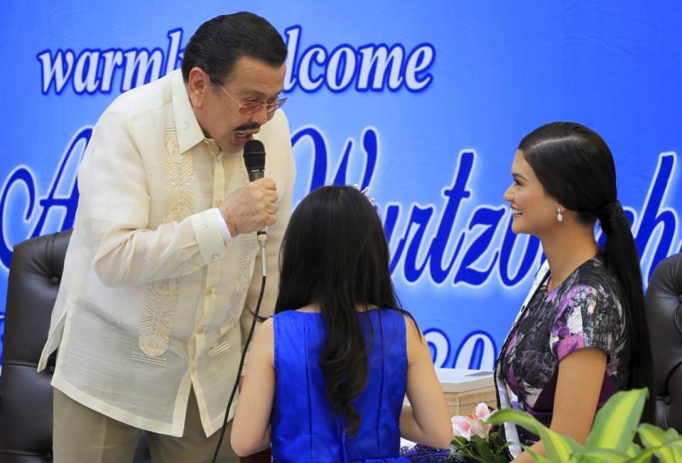 Former Philippine President Joseph Estrada, now a local mayor, serenades Miss Universe 2015 Pia Alonzo Wurtzbach during her visit at the city hall of Manila January 25, 2016. Wurtzbach, the first Miss Universe from the Philippines in more than four decades, said on Sunday she will spend her reign bringing awareness to issues like HIV and draw support for countries vulnerable to disasters.  REUTERS/Romeo Ranoco