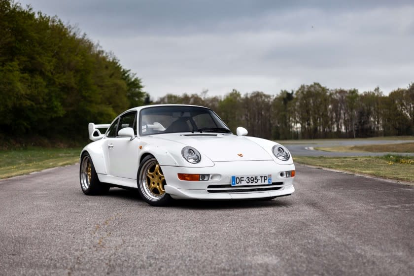 Questa Porsche 993 GT del 1997 era stata destinata a una scuola guida. Ne sono stati costruiti solo 160 modelli, e per questo motivo parte da 900mila euro. (foto: Artcurial.com)