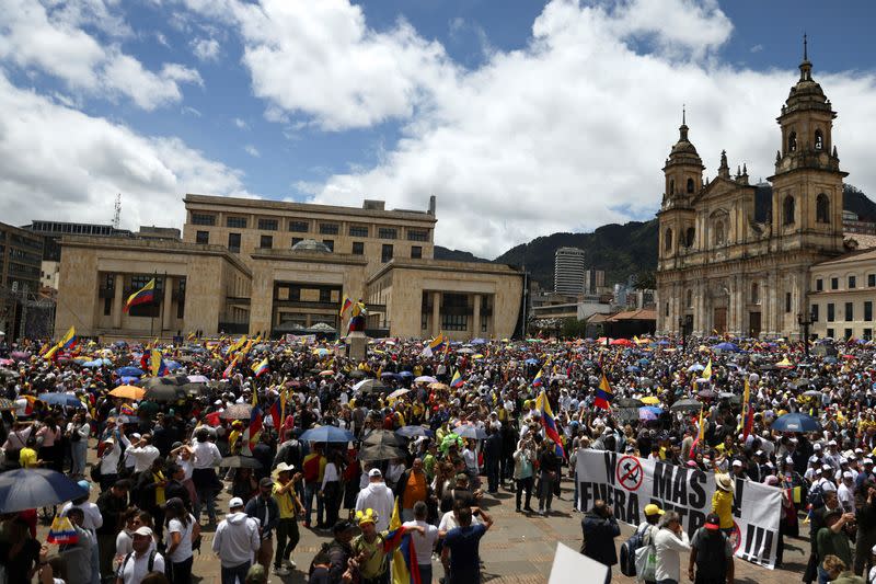 Manifestantes protestan contra las reformas laboral, de salud, y de pensiones que impulsa el presidente colombiano Gustavo Petro, en Bogotá