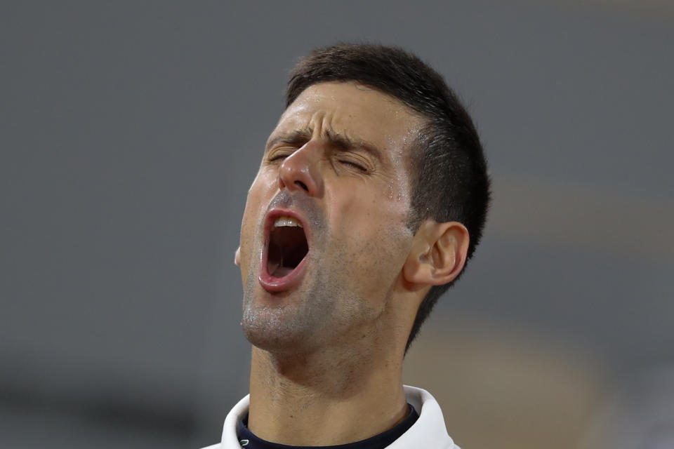 Novak Djokovic celebra tras vencer a Pablo Carreño Busta en los cuartos de final del Abierto de Francia, el miércoles 7 de octubre de 2020, en París. (AP Foto/Christophe Ena)