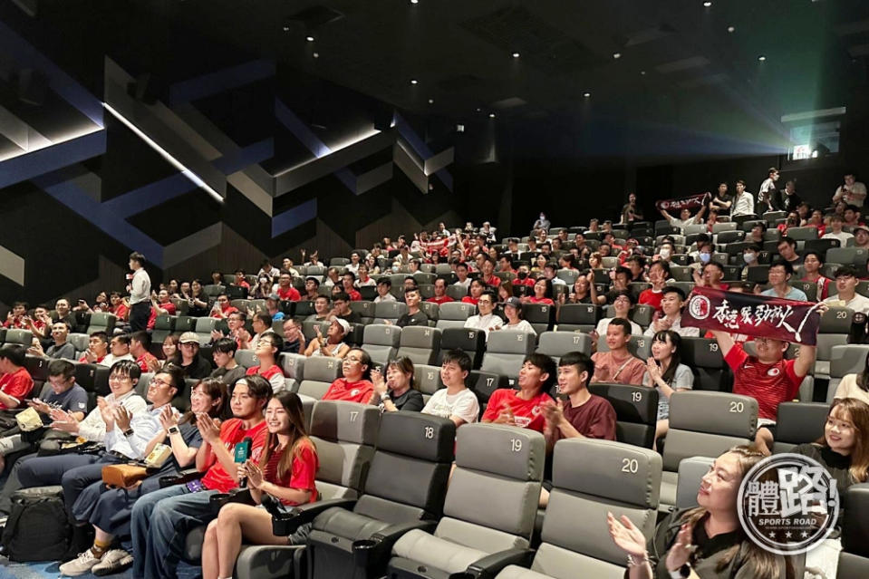 香港足總今日於戲院舉辦活動直播港足亞運4強賽，不少球迷入場支持。
