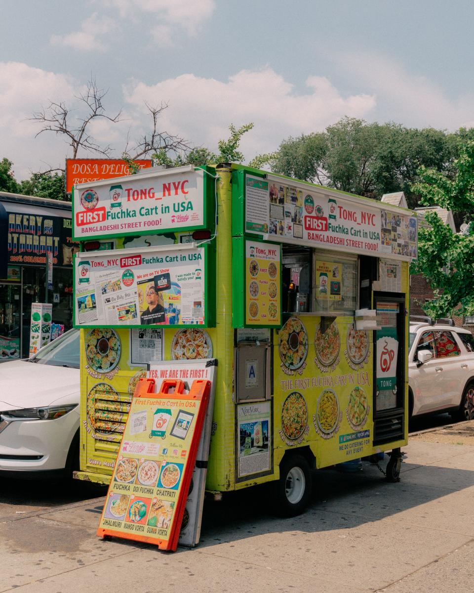 Tong street view of cart.