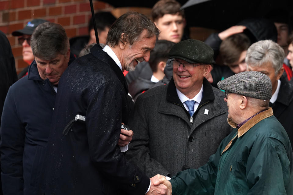 Sir Jim Ratcliffe (izquierda) con el ex director del Manchester United, Sir Alex Ferguson (centro), después del servicio conmemorativo para las víctimas del desastre aéreo de Munich de 1958 en Old Trafford, Manchester. Hoy se cumple el 66º aniversario del desastre aéreo de Munich, que se cobró 23 vidas, entre ellas ocho jugadores. (Foto de Martin Rickett/PA Images vía Getty Images)