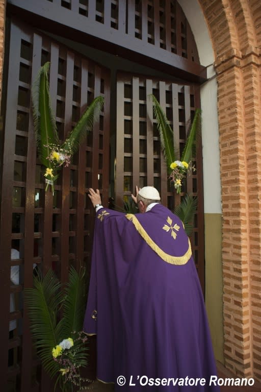 Pope Francis makes a symbolic gesture by opening a "Holy Door" at Bangui Cathedral, on November 29, 2015