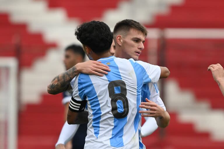 De Boca para la selección: Medina, capitán de la selección sub 23, abraza a Zenón, autor del primer gol en el 4-0 a Paraguay