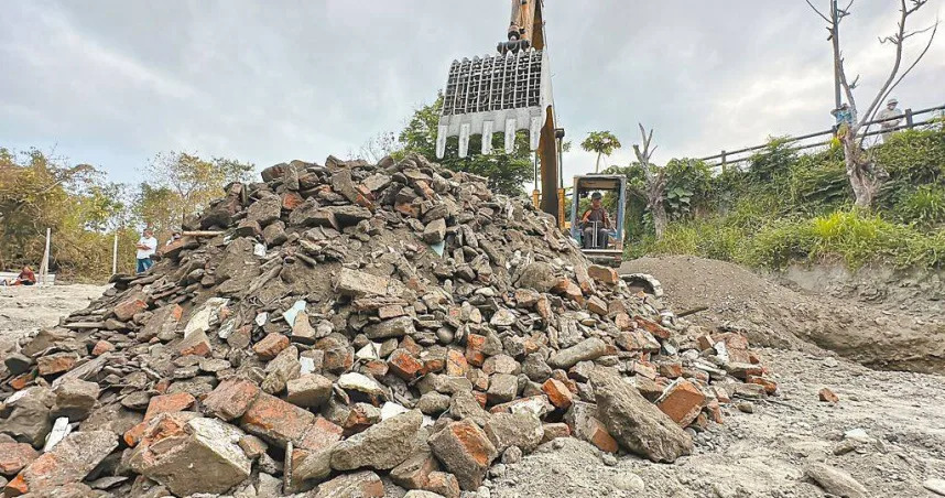 台東市漢中街1處私人土地出租給營造業者後，竟被掩埋逾10公噸廢棄建材。（圖／蔡旻妤攝）