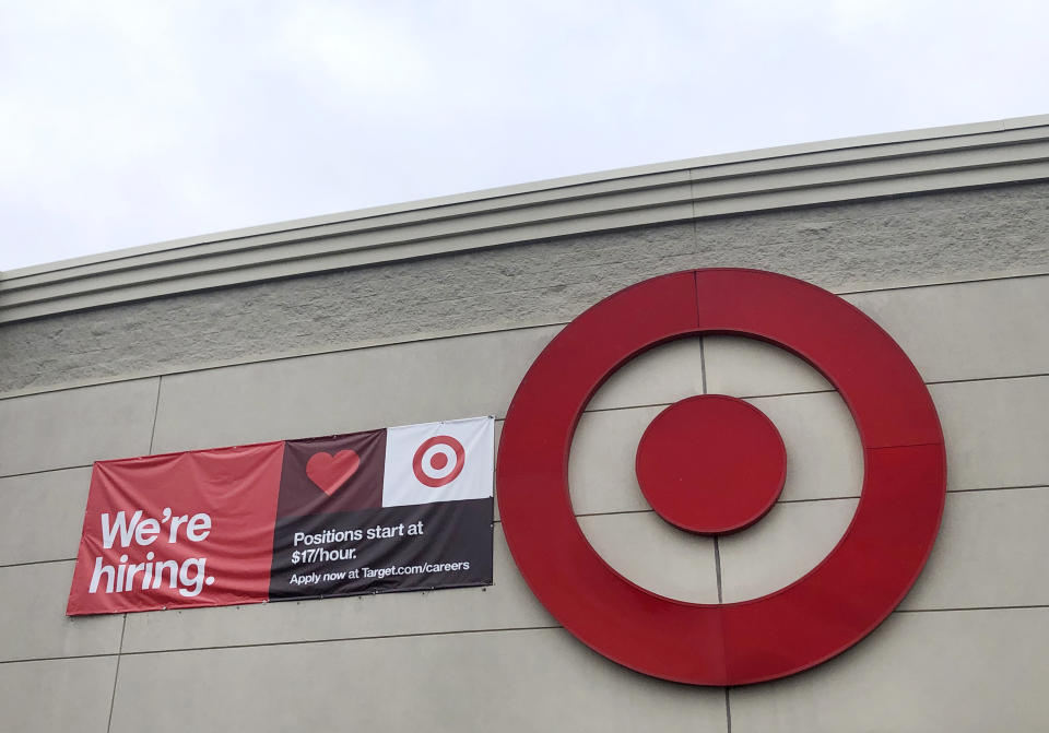 Target Store, Boston, Massachusetts, Banner İşe Alıyoruz, Başlangıç ​​Ücreti Saatlik 17 Dolar.  (Fotoğraf: Getty Images, Lindsey Nicholson/UCG/Universal Images Group)