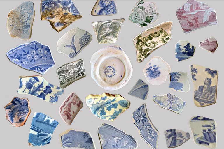 Fragmentos de cerámicas inglesas de lujo, parte del cargamento del misterioso barco inglés que permanece enterrado bajo la arena en Centinela del Mar hace más de 170 años