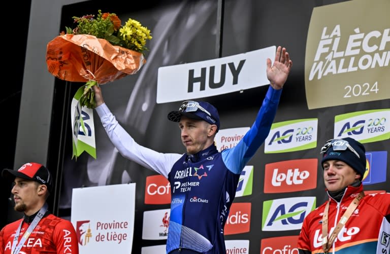 Le Britannique Stephen Williams (c) vainqueur de la Flèche Wallonne devant le Français Kévin Vauquelin (g) et le Belge Maxim Van Gils (d), le 17 avril 2024 à Huy (Belgique) (ERIC LALMAND)