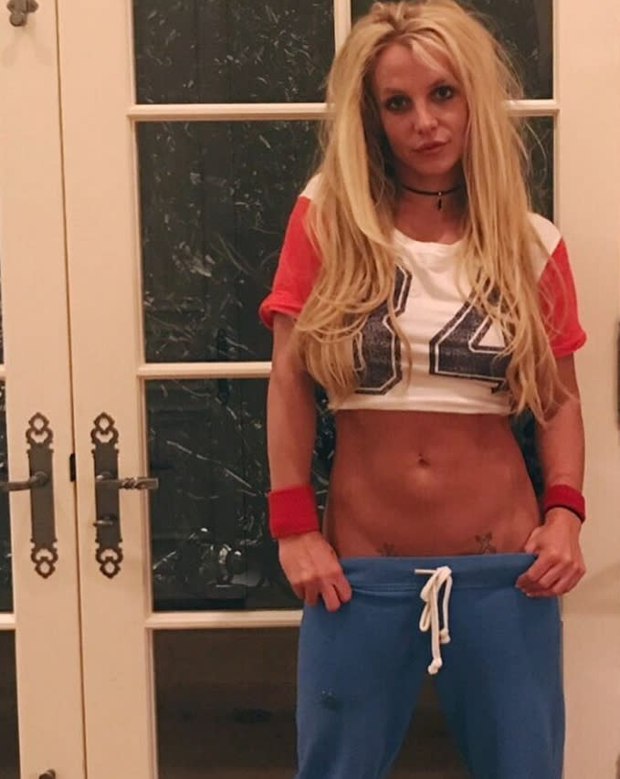 <p>“Was ist besser als Jogginghosen und ein T-Shirt?”, kommentierte Sängerin Britney Spears diesen Schnappschuss. Wir wissen’s, liebe Brit: der Waschbrettbauch dazwischen! (Bild: Instagram/britneyspears) </p>