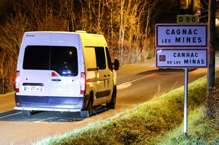 Un convoi de véhicules arrive le 13 décembre 2022 à Cagnac-les-Mines, dans le Tarn, pour la reconstitution de la nuit de la disparition de Delphine Jubillar (Charly TRIBALLEAU)