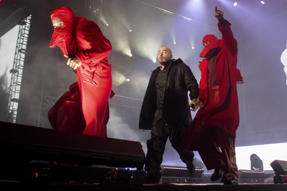 El cantante J Balvin durante su presentación en el festival Coca-Cola Flow Fest en la Ciudad de México el 27 de noviembre de 2022. (Foto AP/Alejandro Godínez)