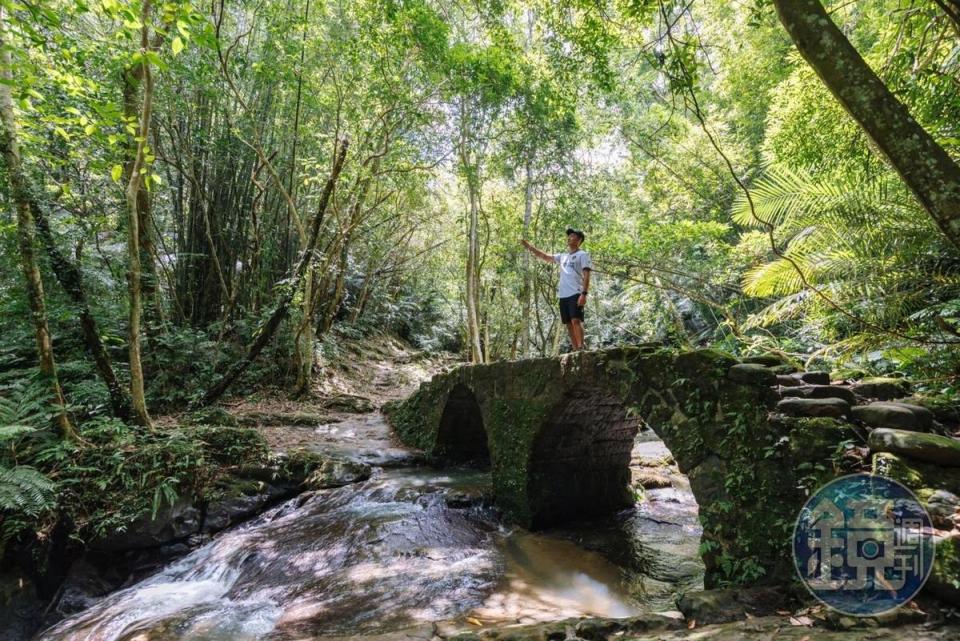 也被稱為「糯米橋」的「東興橋」佇立在蘊含歷史的森林路線中。