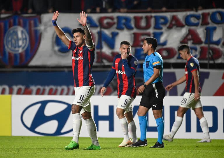 Adam Bareiro y San Lorenzo vienen de un triunfo sobre Independiente del Valle por la Copa Libertadores y ahora tienen la oportunidad de un buen comienzo en la Liga Profesional, frente a Riestra.