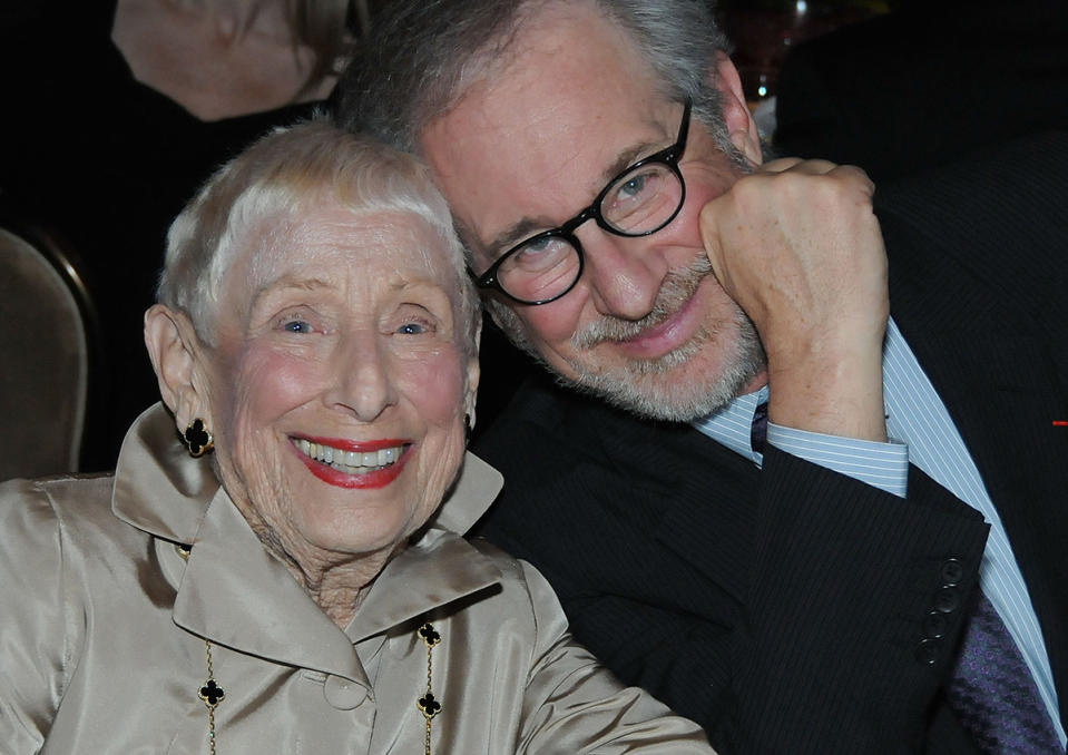 BEVERLY HILLS, CA - 09 DE DICIEMBRE: El director Steven Spielberg y su madre Leah Adler asisten a la cena ADL Los Angeles en honor a Steven Spielberg en The Beverly Hilton Hotel el 9 de diciembre de 2009 en Beverly Hills, California. (Foto de Michael Kovac/WireImage)