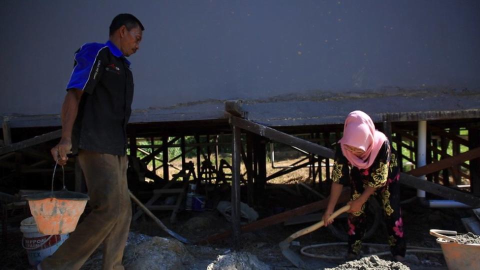 Musmulyadi and his wife Nurmis working on a building site