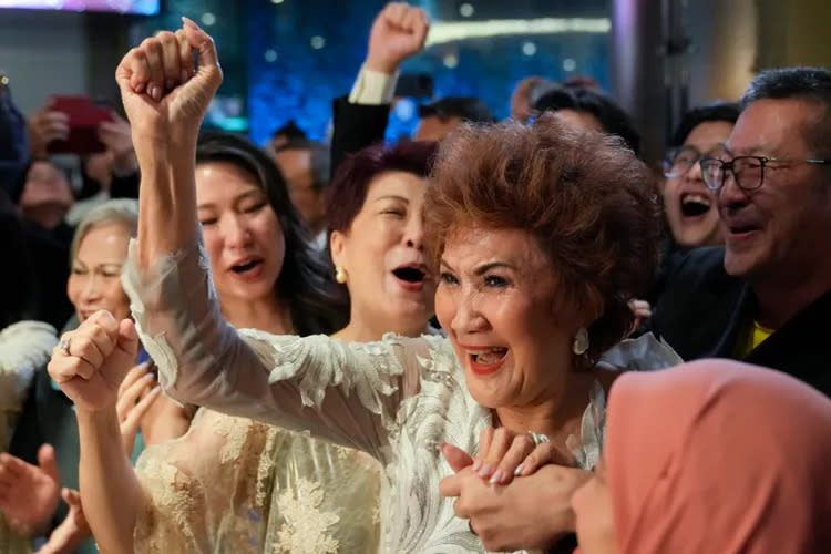 楊紫瓊的母親譚慧珍在馬來西亞同步收看轉播，為女兒得獎興奮歡呼。美聯社