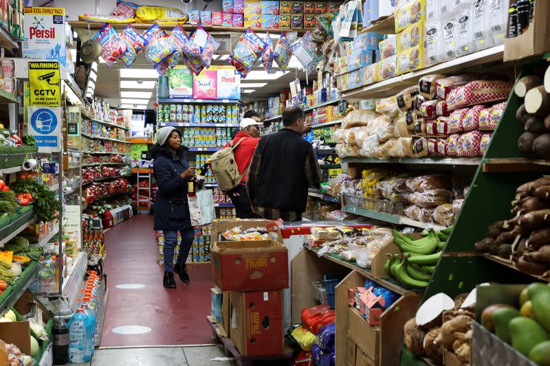 FOTO DE ARCHIVO. Personas comprando en un mercado de alimentos, en Londres, Inglaterra