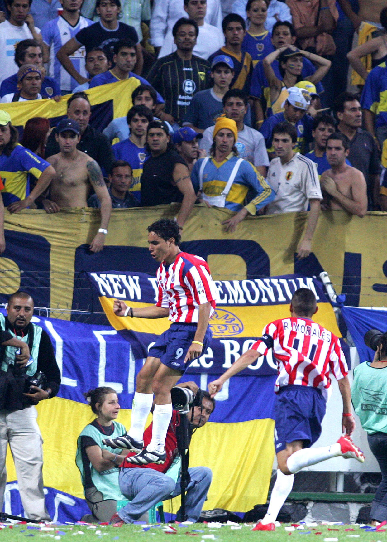 Chivas venció 4-0 en su estadio. Omar Bravo festeja su gol frente a la afición de Boca que viajó a Guadalajara. (REUTERS/Henry Romero)