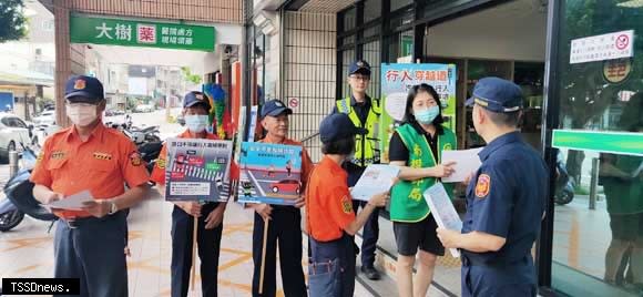 竹山警分局結合竹山義交中隊辦理「路口不停讓行人精緻執法」交通安全宣導。(竹山警分局提供)