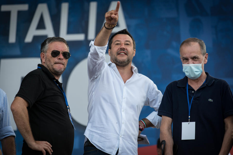 Sul palco di Piazza del Popolo il vicepresidente di Forza Italia, Antonio Tajani, la leader di Fratelli d'Italia, Giorgia Meloni, e Matteo Salvini.