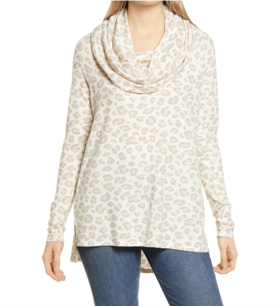 This tunic has a 4.4-star rating over more than 700 reviews. It comes in sizes XXS to XXL. <a href="https://fave.co/3hvQKB1" target="_blank" rel="noopener noreferrer">Originally $54, get it now for $27 at Nordstrom</a>.