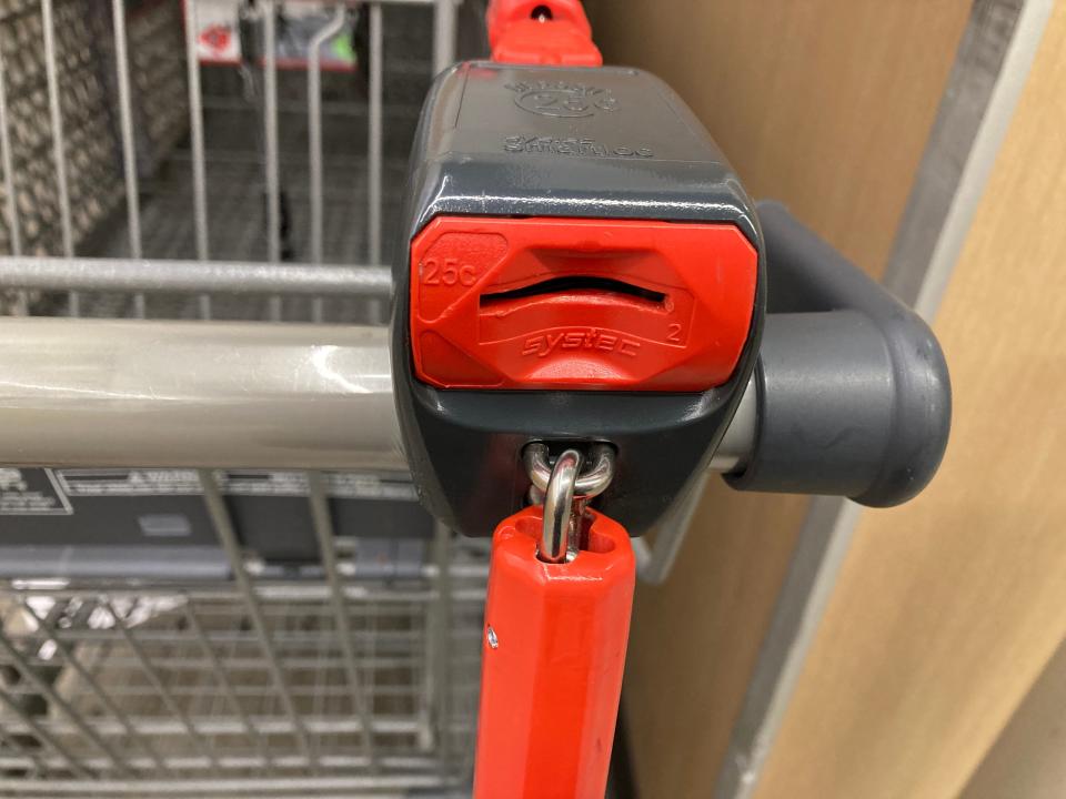 An Aldi shopping cart in New York City requiring 25 cents